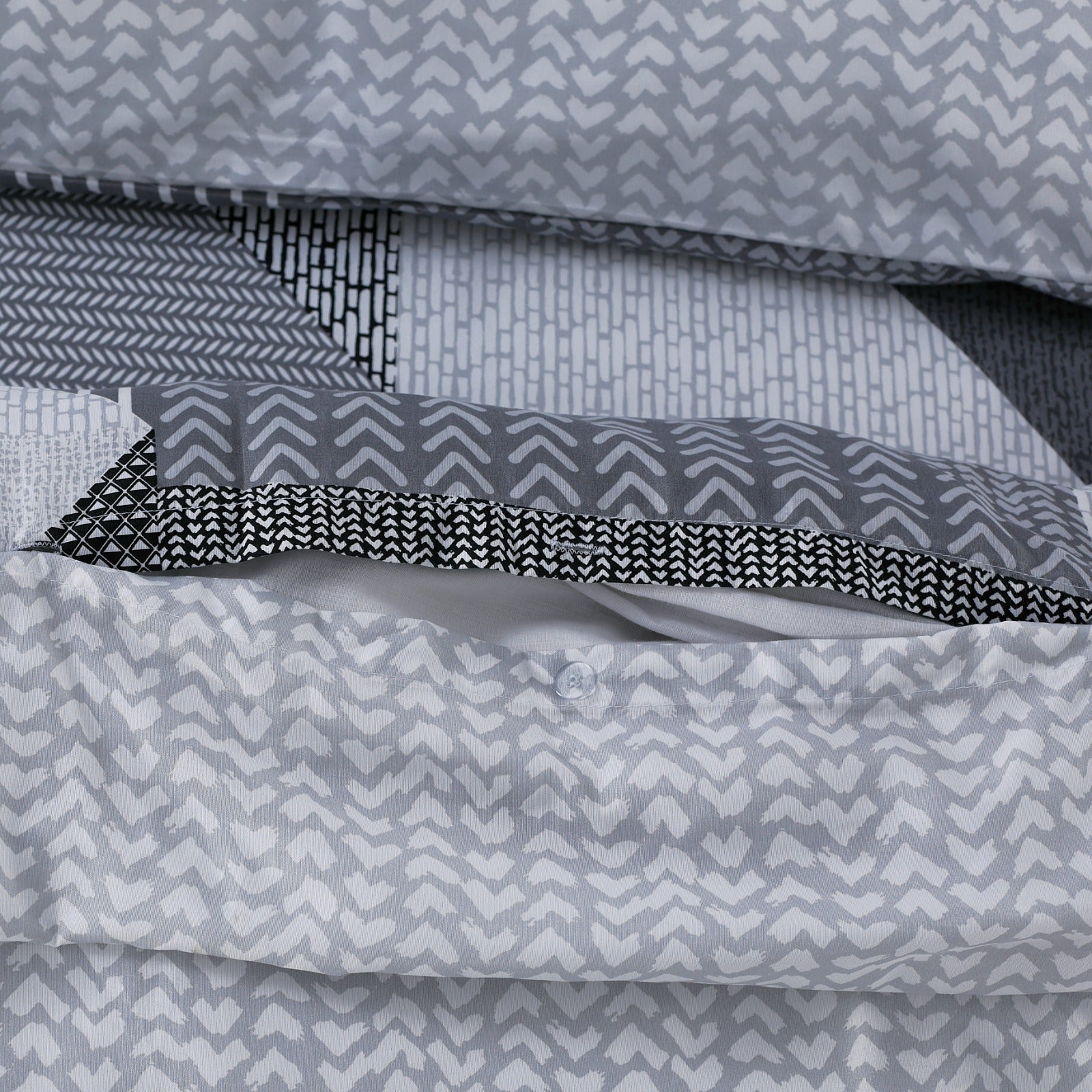 Geo Grey Triad 4-Piece Bedding Set – Soft & Stylish