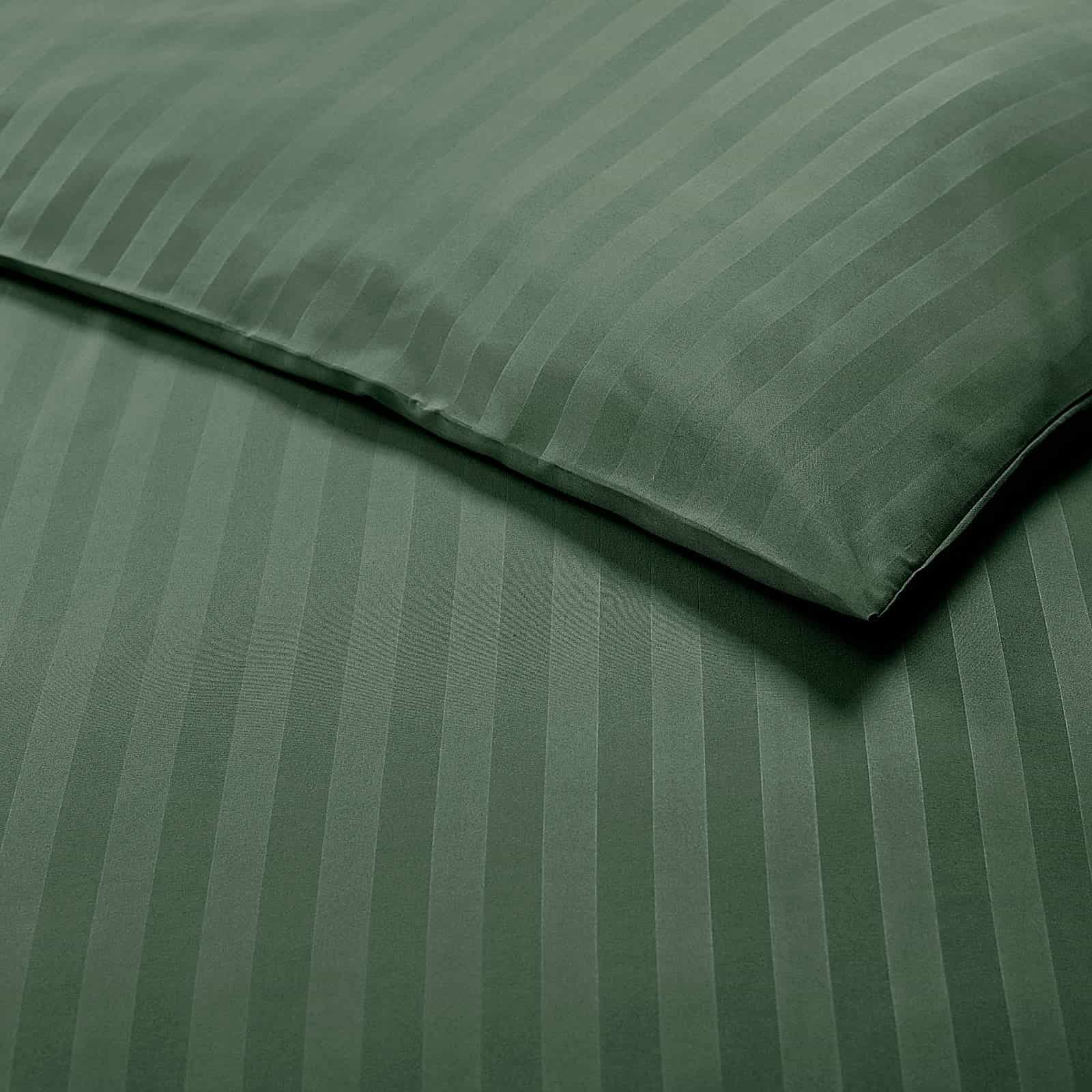 Luxury green quilt covers with matching pillowcases