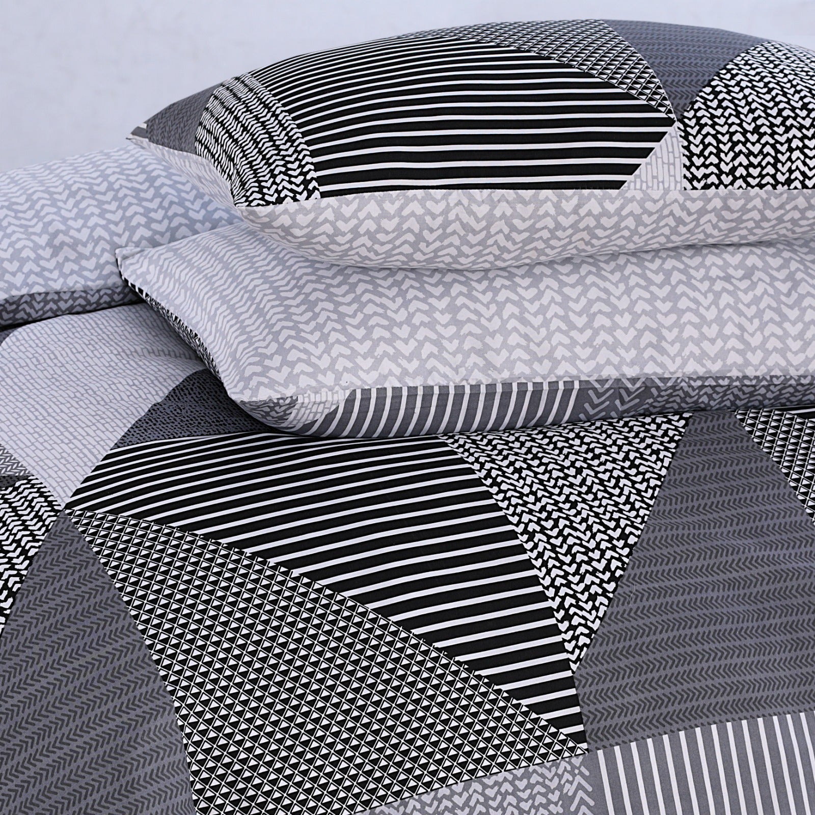 4-Piece Bedding Set - Geo Grey Triad | UK Sizes
