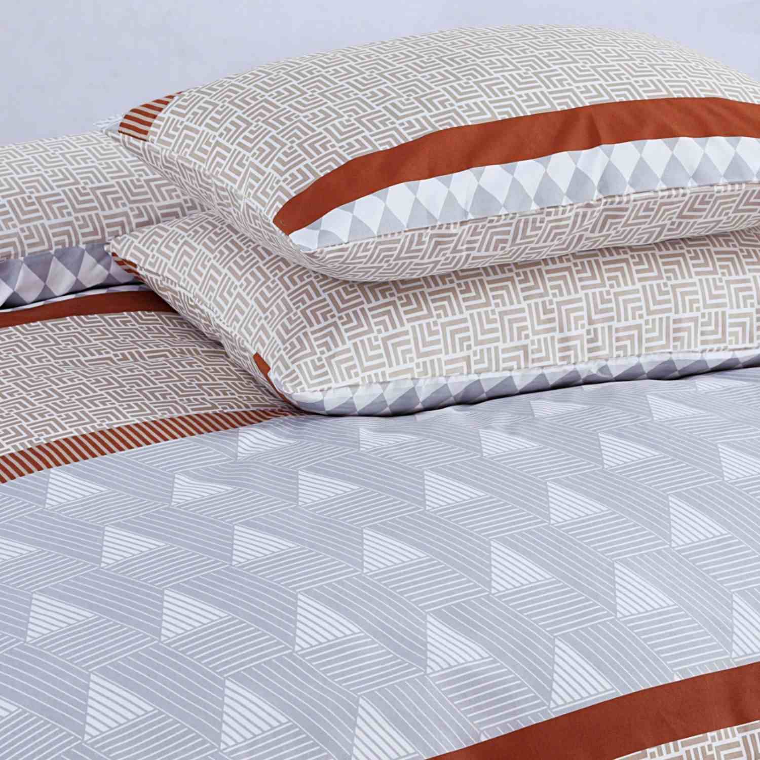 4 piece bedding set with modern geometric print with pillowcases