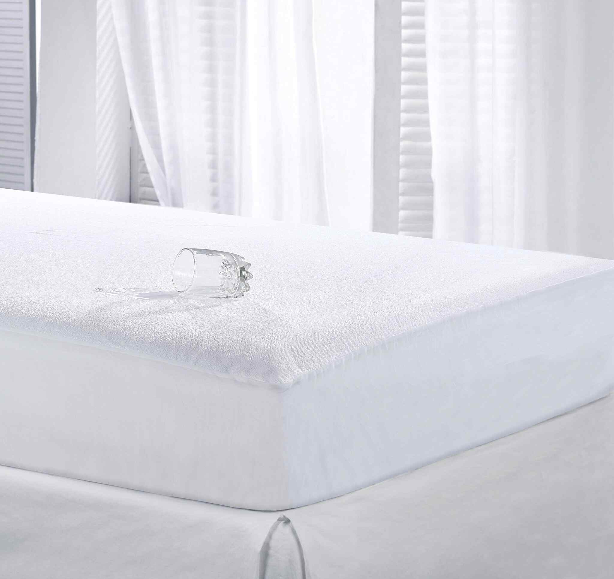Fitted waterproof bed cover for thick mattresses