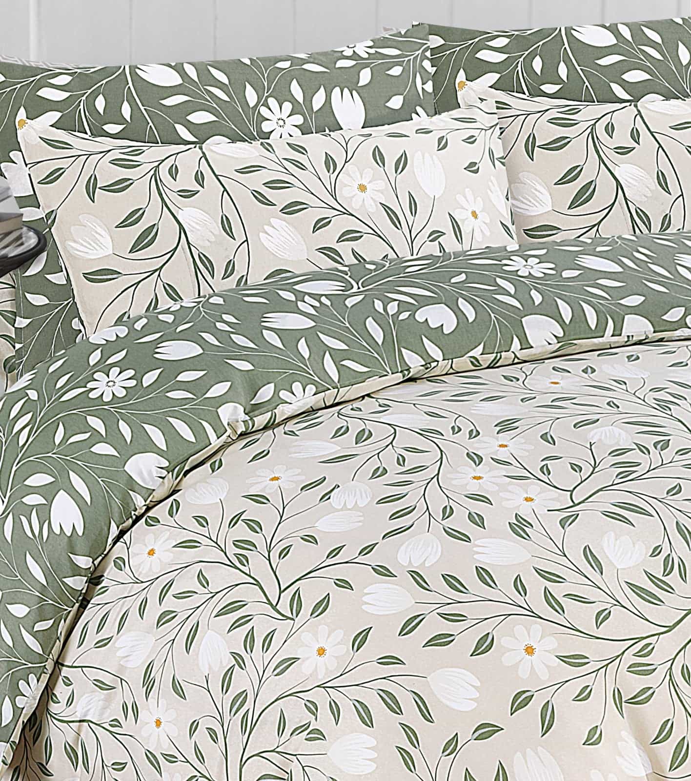 Green duvet cover set with pillowcases and sheet
