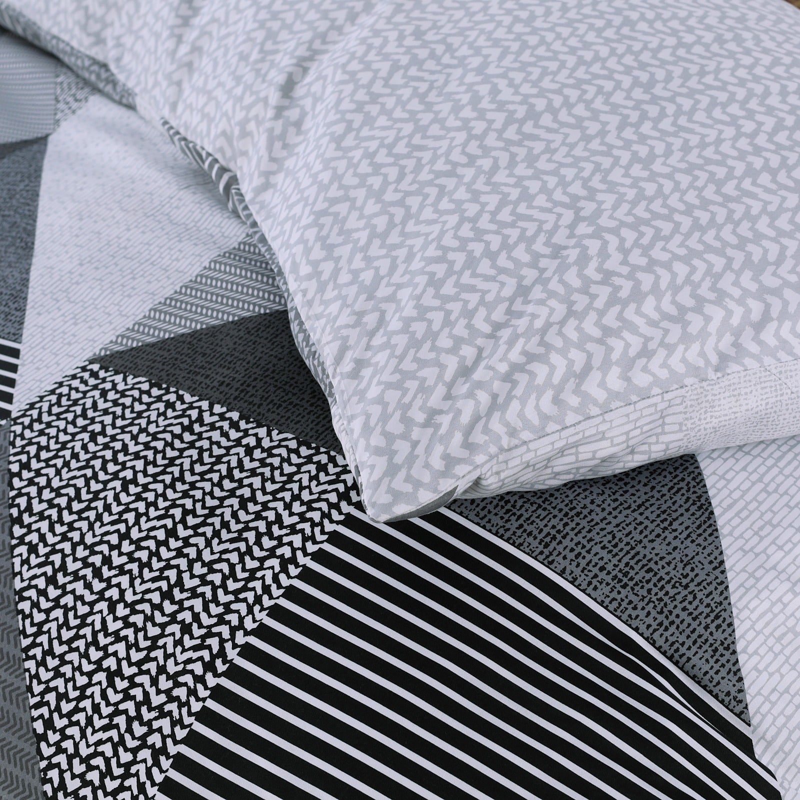 Luxury 4-Piece Bedding Set – Geo Grey Triad Design