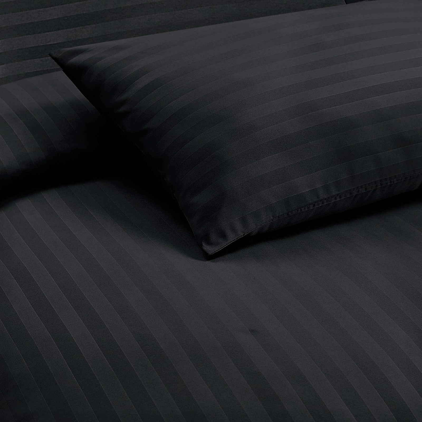 Striped quilt cover set for modern bedroom decor