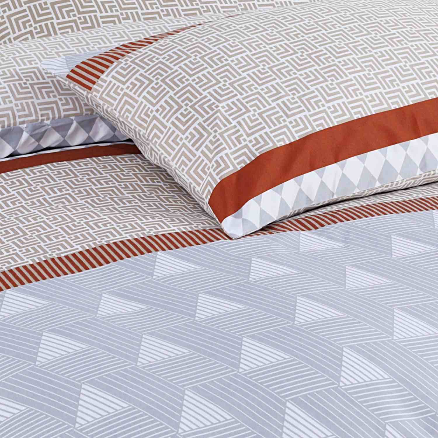 complete bedding set with geometric design