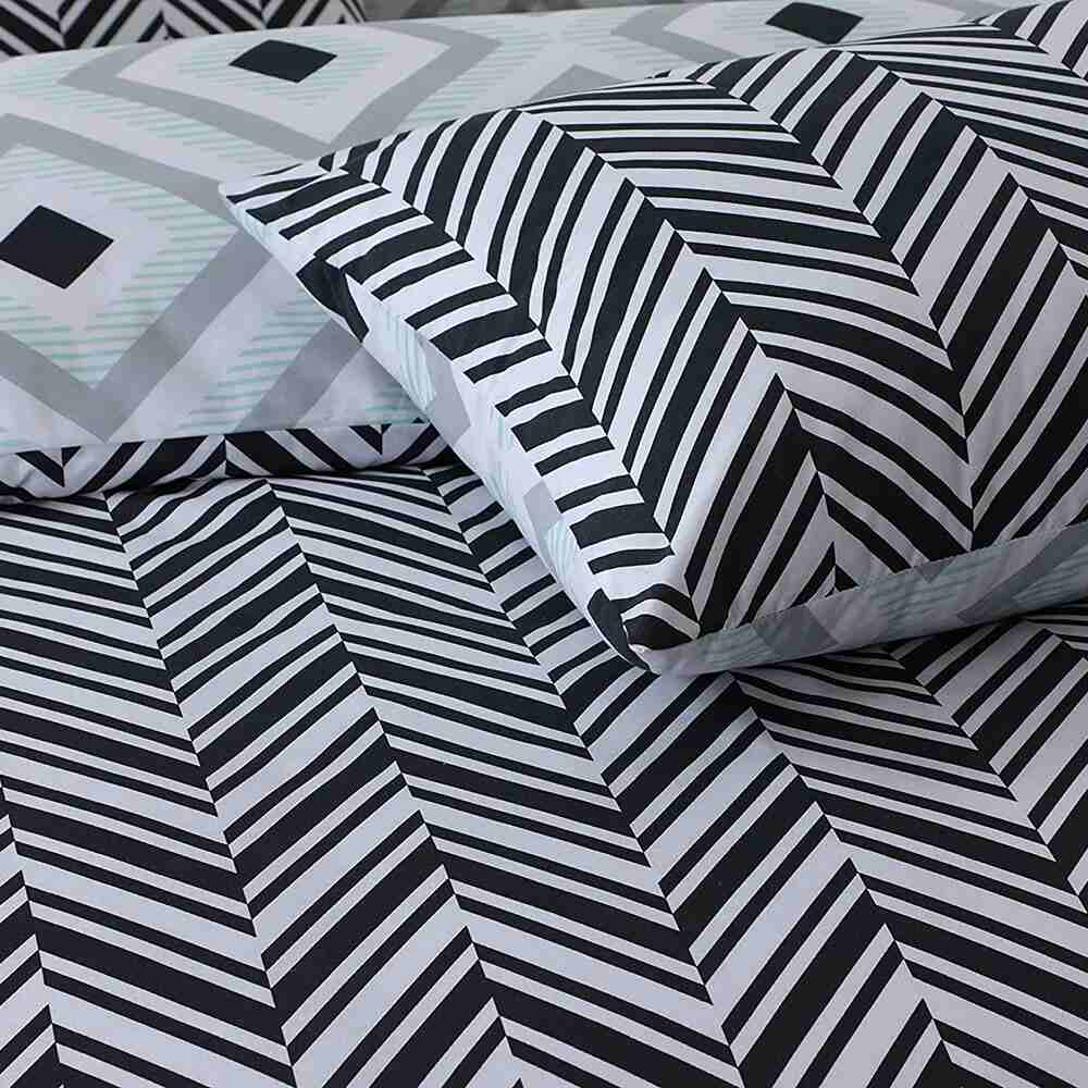 durable polycotton duvet set with geometric print